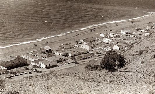 Vista de la playa de La Mamola antes de la expansión de los invernaderos. 