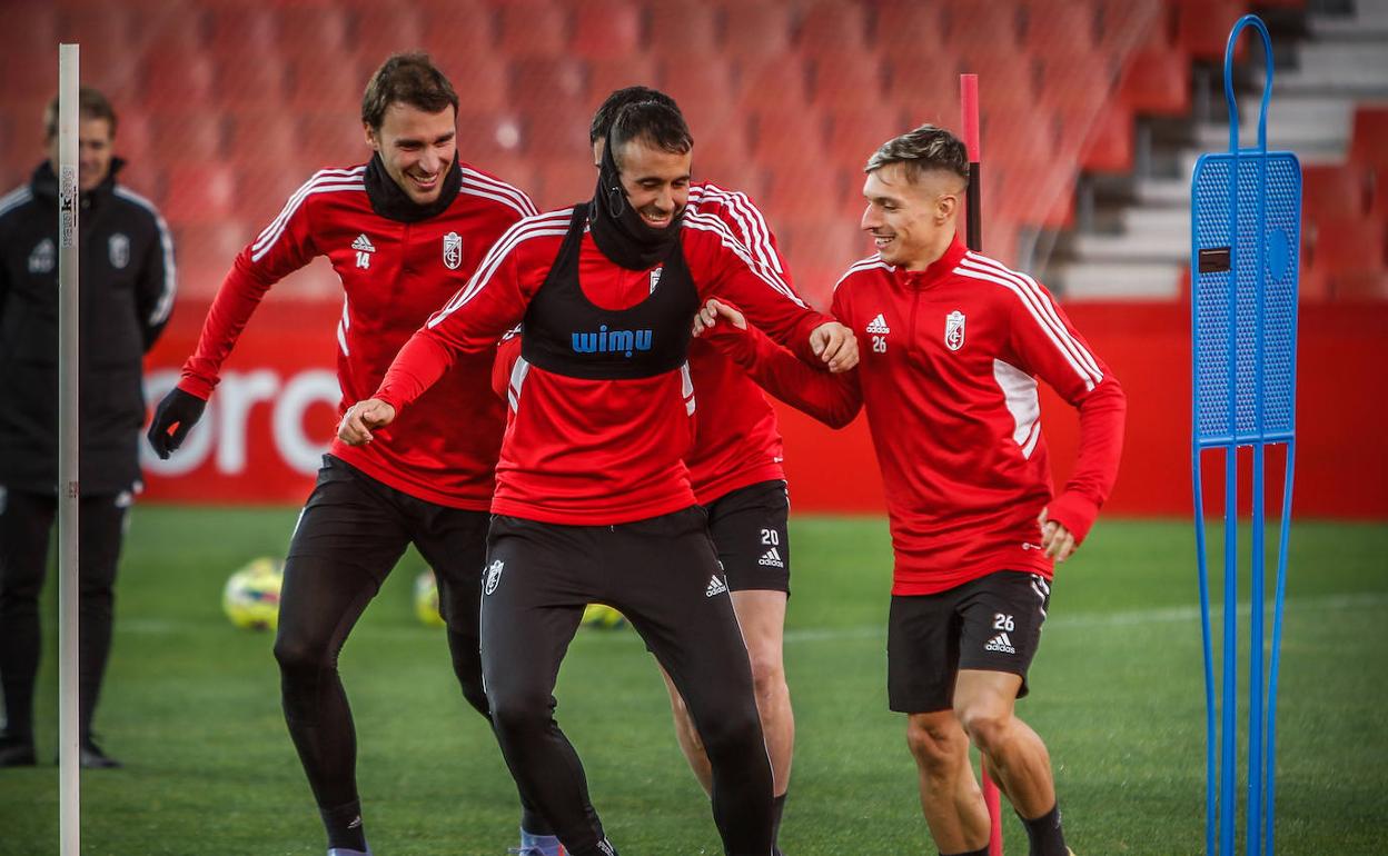 Víctor Díaz, sonriente junto a Bryan Zaragoza en un entrenamiento. 
