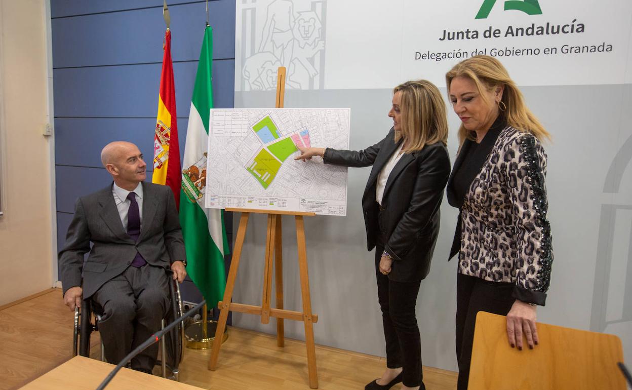 Jorge Pérez, consejero delegado de Metrovacesa, junto a las consejeras Marifrán Carazo y Carolina España en la presentación de la venta de las parcelas de los Mondragones. 