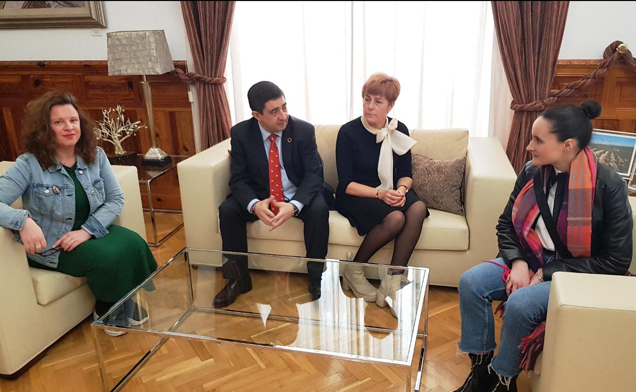 Reunión en la Diputación entre el colectivo Lola Torres y Francisco Reyes. 