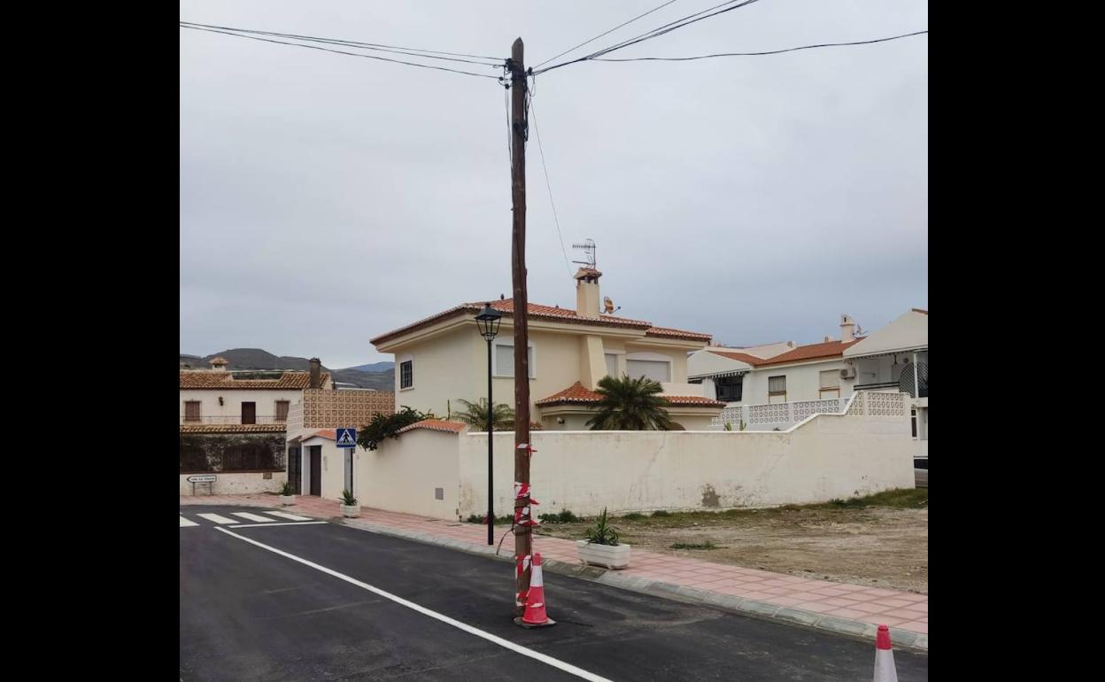 La ELA de Carchuna dice que la obra no ha terminado para justificar que el poste obstaculice la calle
