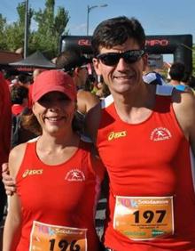 Imagen secundaria 2 - Un instante del homenaje y José Antonio junto a sus compañeros del Club de Atletismo Albolote.