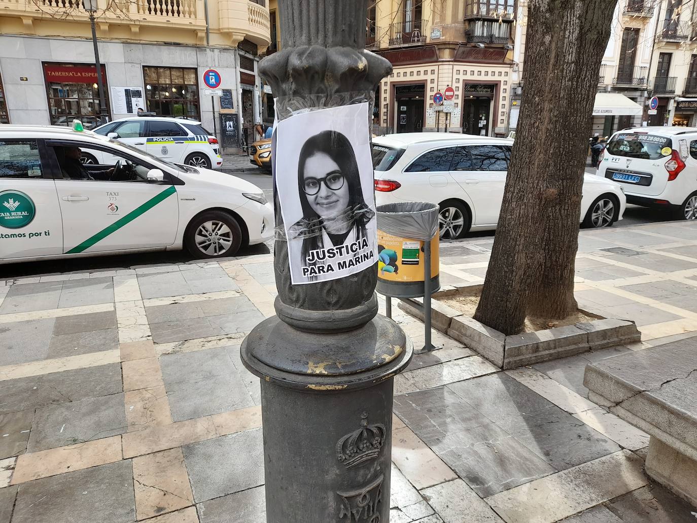 Cartel con el rostro de la joven Marina en una farola de Plaza Nueva, donde se halla la Audiencia de Granada. 