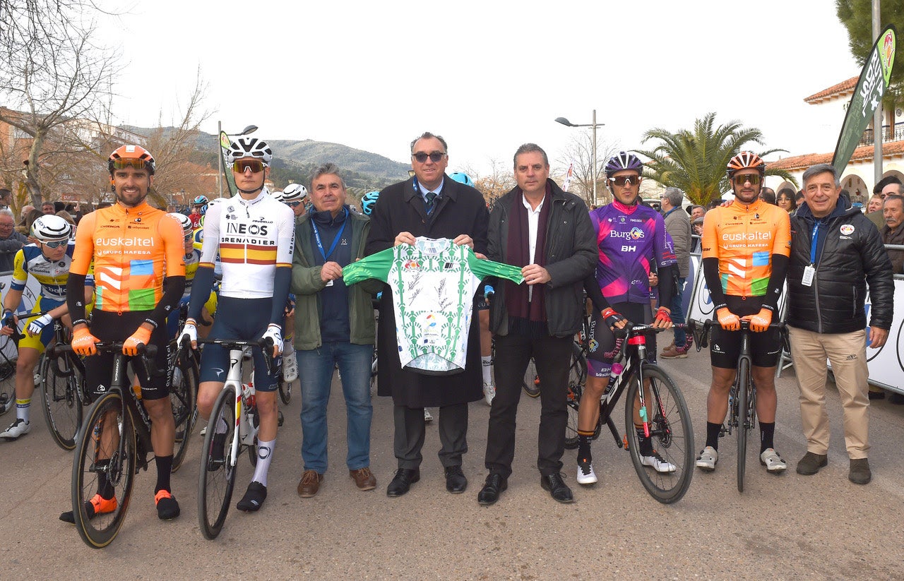 Los corredores andaluces posan antes de la salida en Puente de Génave.