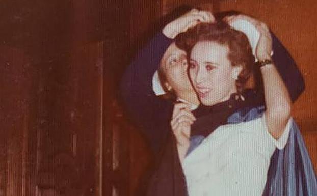 Imagen principal - Marisol cuando empezó a trabajar de enfermera, y con sus compañeras.