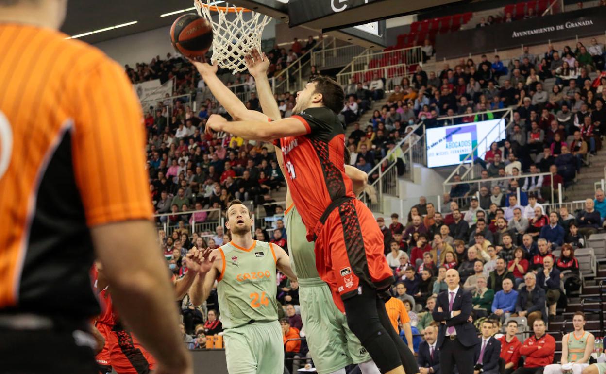 Dejan Todorovic convierte una canasta a aro pasado en su último partido frente al Baskonia.