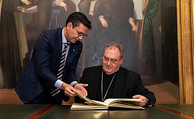 El alcalde de Granada, Francisco Cuenca, ha presentado junto al Arzobispo de Granada, José María Gil Tamayo, el ambicioso proyecto integral de iluminación ornamental del exterior de la Catedral de Granada. 