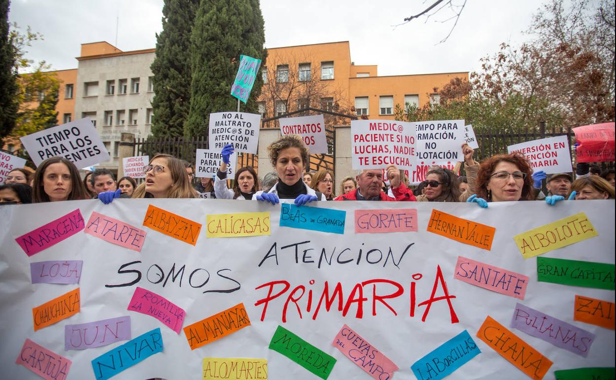 Profesionales de atención primaria se han concentrado este viernes ante la Delegación de Salud.