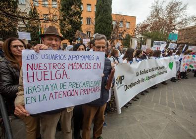 Imagen secundaria 1 - Pacientes se han unido también a la protesta.