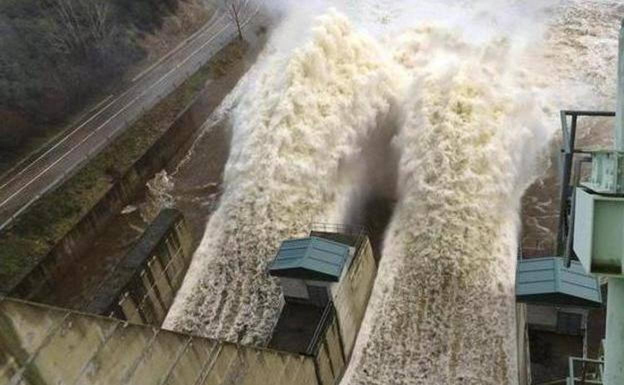 Embalse con central hidroeléctrica en Salamanca.