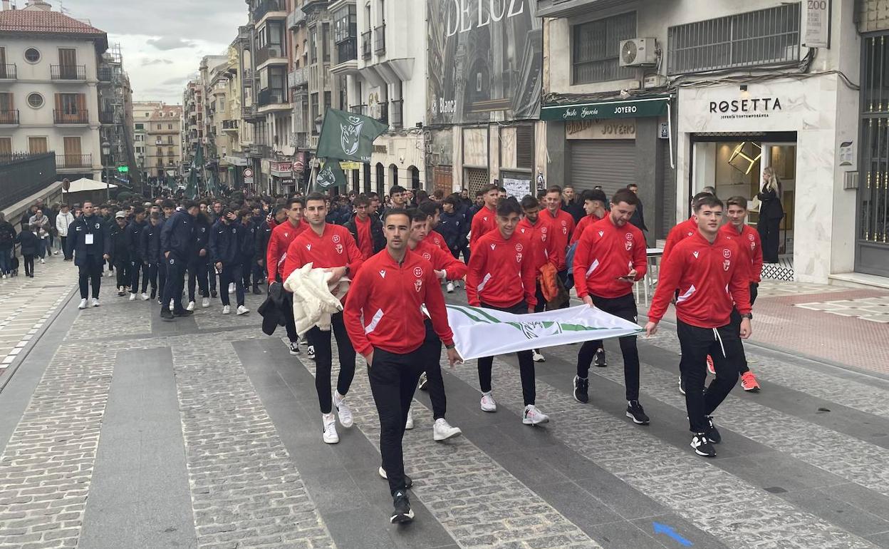 Los equipos desfilan por las calles de la ciudad en dirección de la Plaza de Santa María. 
