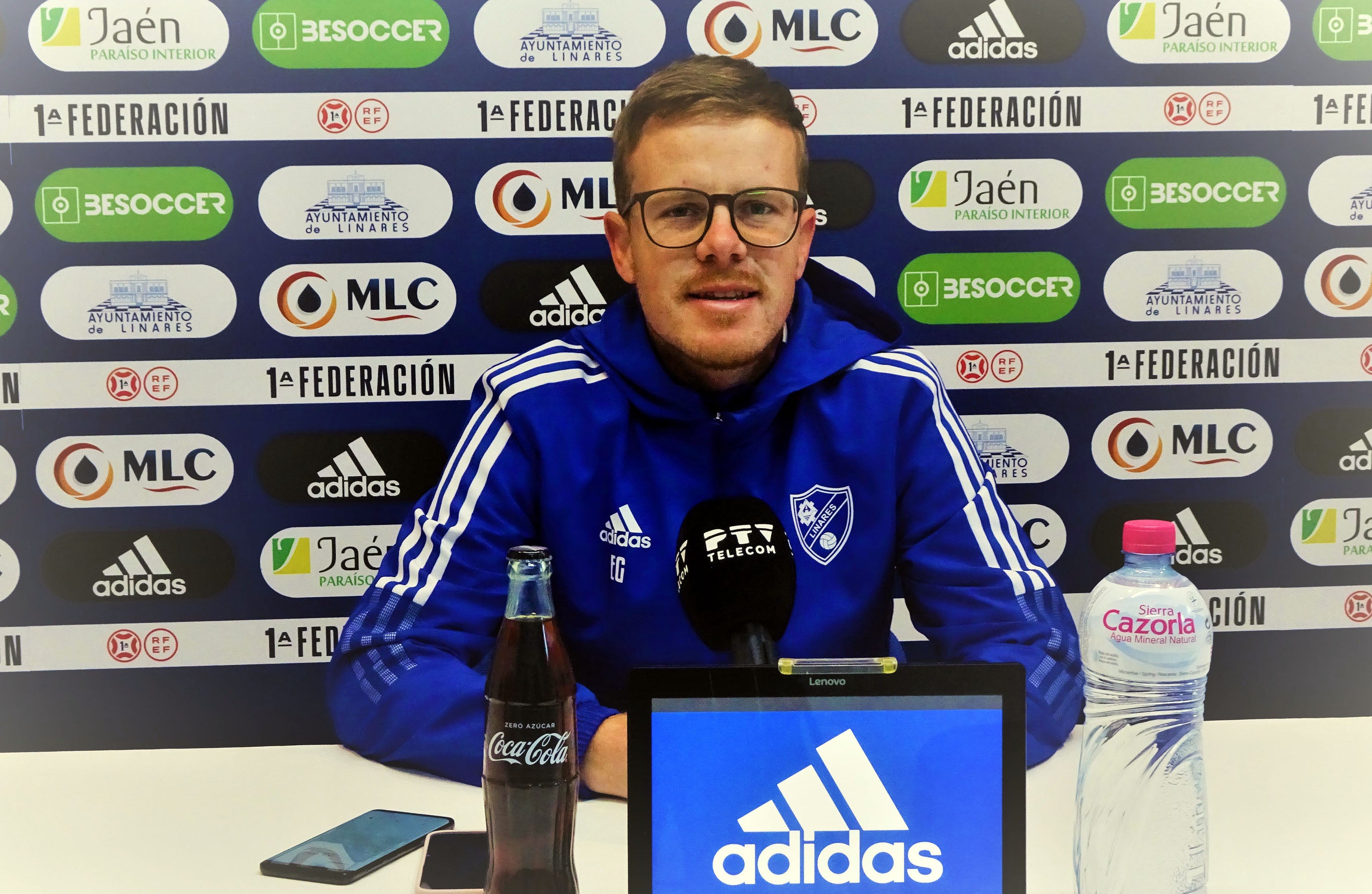 Enrique González en rueda de prensa para hablar de la marcha del equipo.