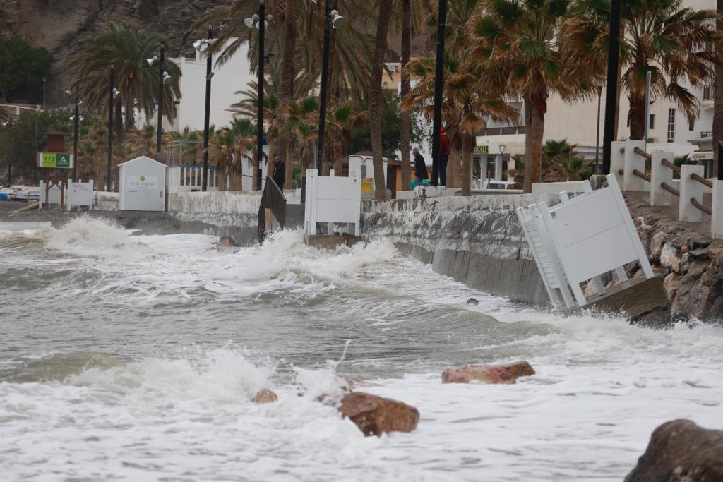 El temporal de levante se come playas en Albuñol y Almuñécar 