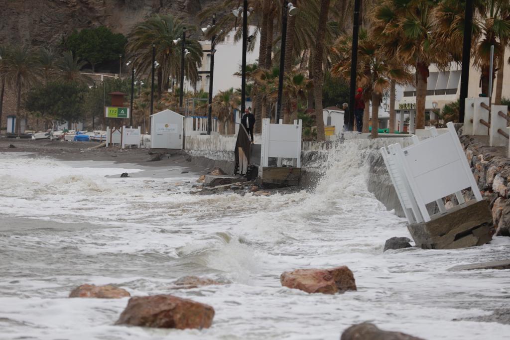 El temporal de levante se come playas en Albuñol y Almuñécar 