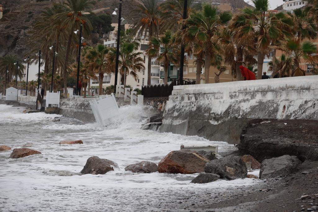 El temporal de levante se come playas en Albuñol y Almuñécar 