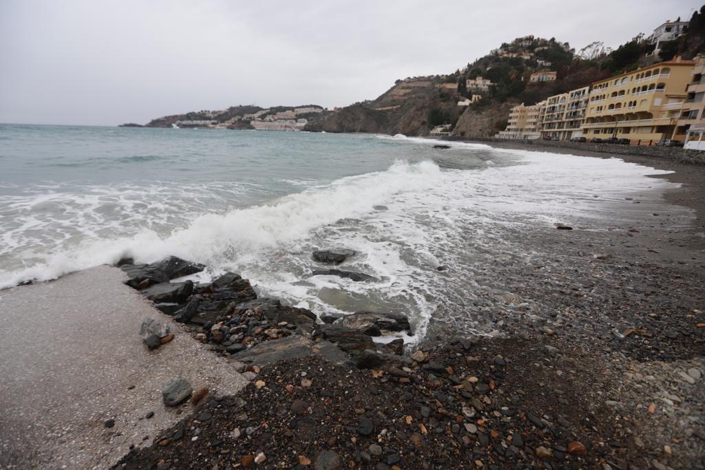 El temporal de levante se come playas en Albuñol y Almuñécar 