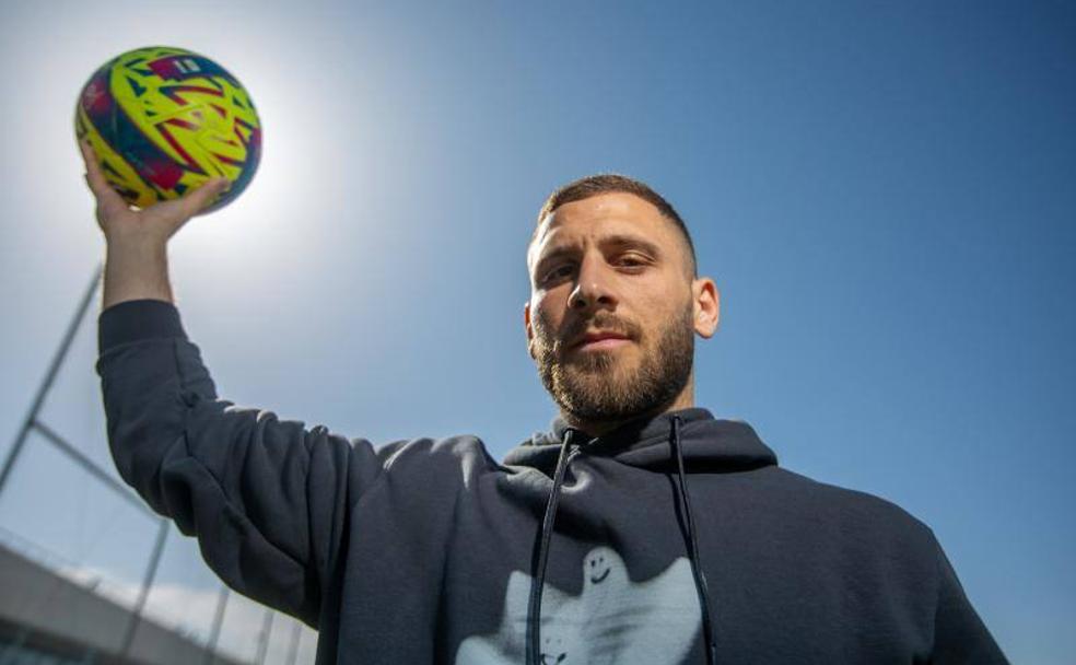 Shon Weissman tapa el sol con un balón de fútbol en la Ciudad Deportiva del Granada. 