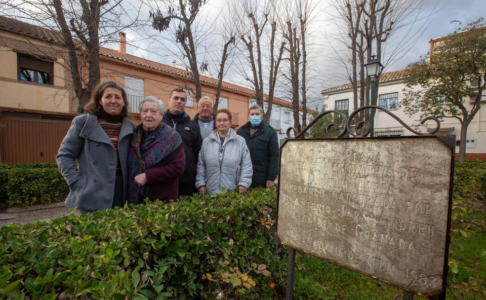 Los vecinos de Bobadilla recuerdan los viejos tiempos en la plaza.