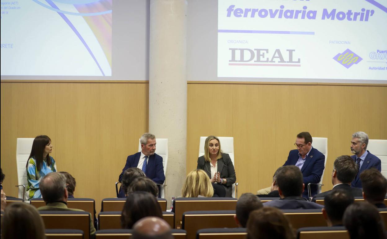 Participantes en el foro organizado en el puerto de Motril para respaldar la conexión ferroviaria. 