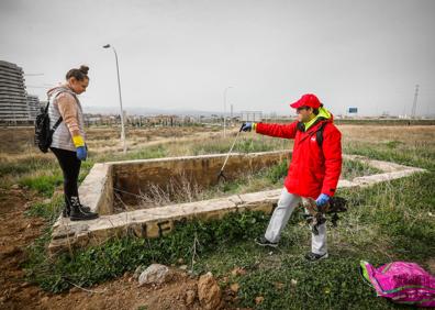 Imagen secundaria 1 - Voluntarios en la limpieza del cortijo, donde ha salido hasta un azulejo de la pared. 