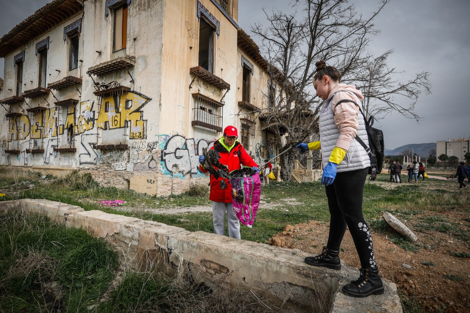 Un grupo de voluntarios ayuda a limpiar la zona y pide recuperar el histórico edificio para la ciudad