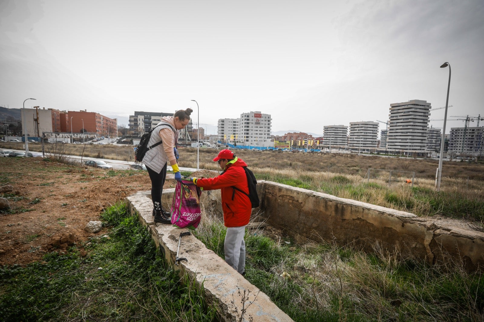 Un grupo de voluntarios ayuda a limpiar la zona y pide recuperar el histórico edificio para la ciudad