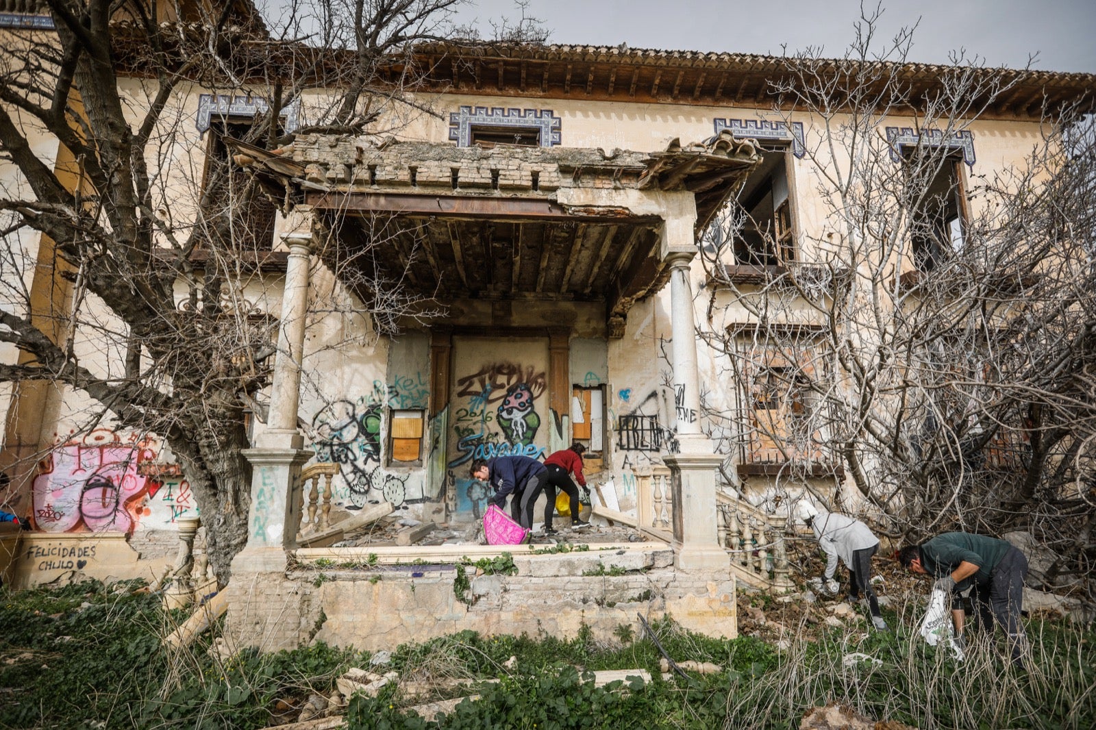 Un grupo de voluntarios ayuda a limpiar la zona y pide recuperar el histórico edificio para la ciudad