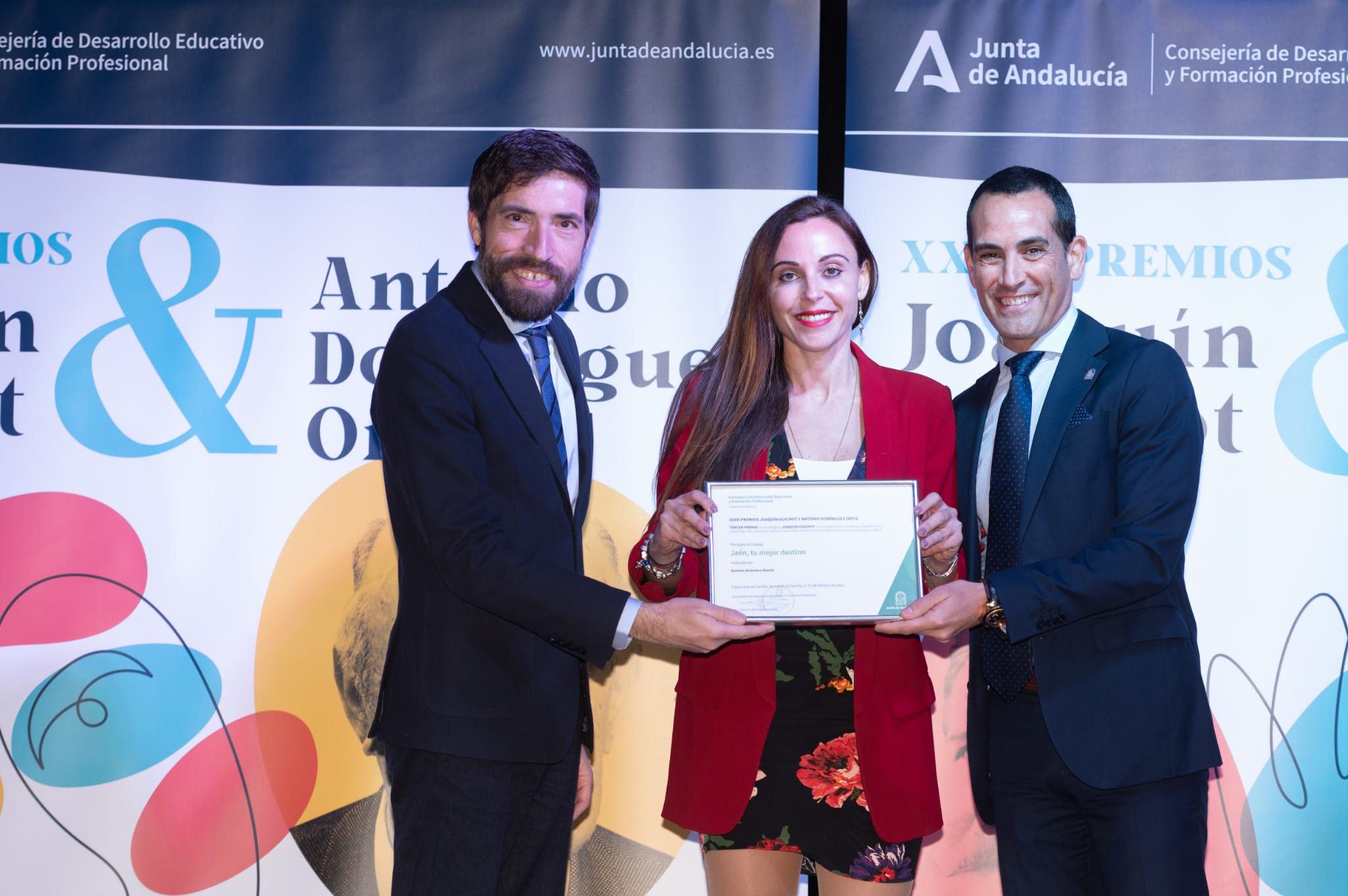 Gemma Alcántara Martín, del IES El Valle de Jaén, recibe el tercer premio de manos de Antonio Segura y Francisco José Solano. 