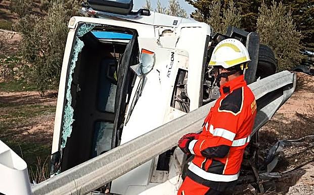 Rescatan al conductor de un tráiler tras volcar con toda la carga cerca de Puerto Lope