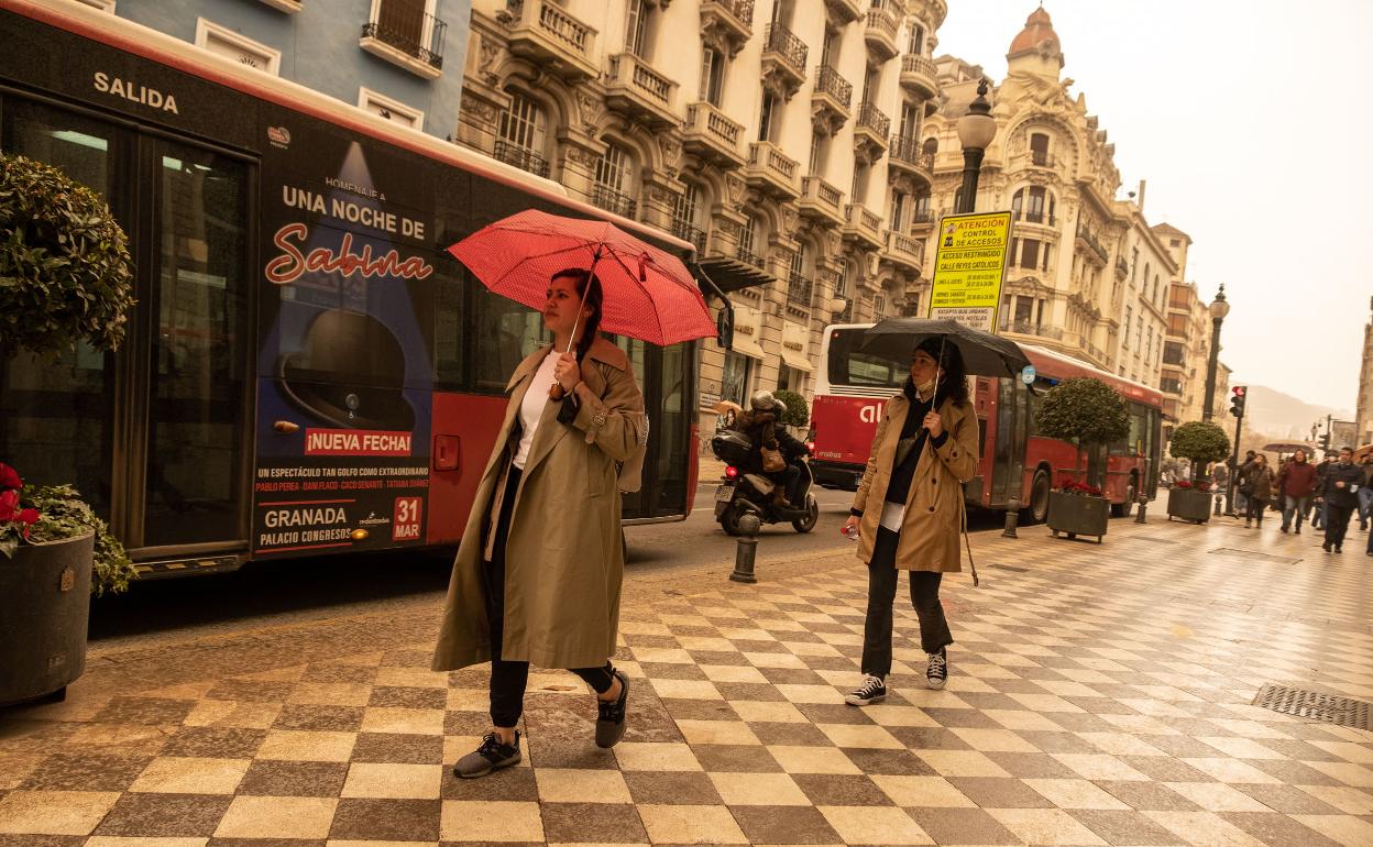 La Aemet alerta por calima y lluvia de barro en Andalucía.
