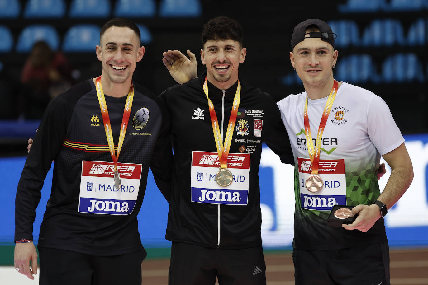 Dani Rodríguez, alegre con su medalla de oro en el podio. 