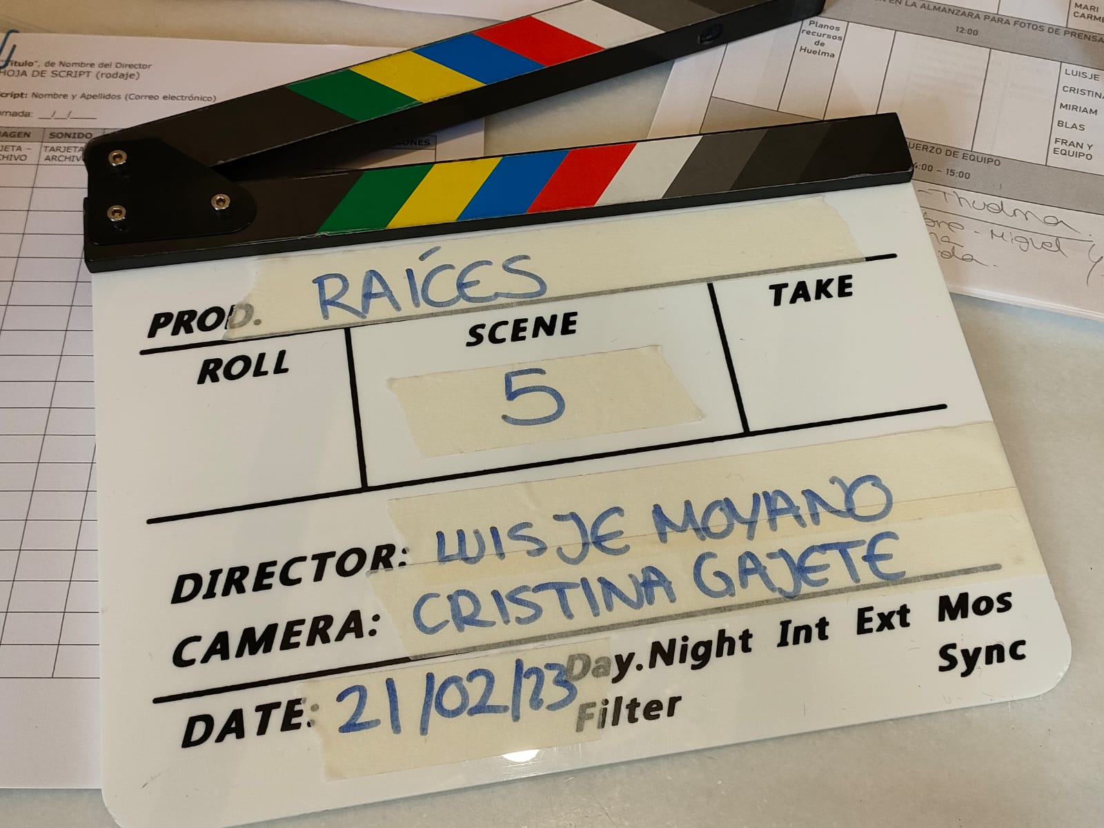 Imagen secundaria 2 - Arriba, en la foto de familia están el alcalde de Huelma, Francisco Ruiz, el diputado de Promoción y Turismo, Francisco Javier Lozano, y la presidenta de la Fundación Unicaja Jaén, Carmen Espín, junto a miembros del equipo técnico y artístico de este corto. 