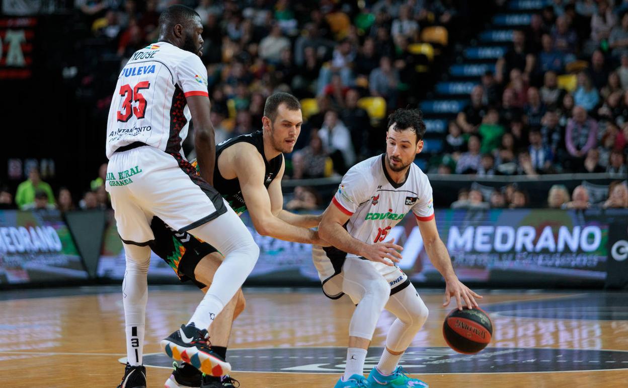 Youssou Ndoye (izquierda) realiza un bloqueo en favor de Lluís Costa.