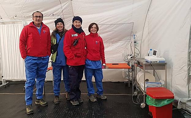 Imagen principal - En la primera fotografía, Elena (derecha) junto a los ginecólogos y la matrona. En la segunda, los andaluces de la Agencia Española de Cooperación Internacional para el Desarrollo. En la tercera, vista del hospital de campaña. 