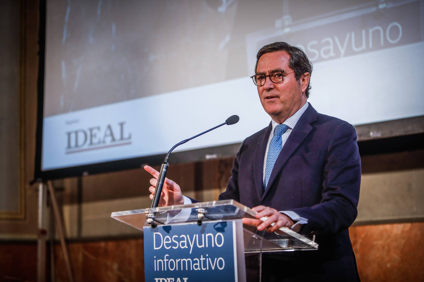 Momento del desayuno informativo organizado por IDEAL con el patrocinio de Cajamar y Antonio Garamendi como invitado.