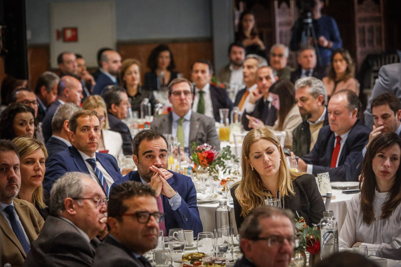 Momento del desayuno informativo organizado por IDEAL con el patrocinio de Cajamar y Antonio Garamendi como invitado.