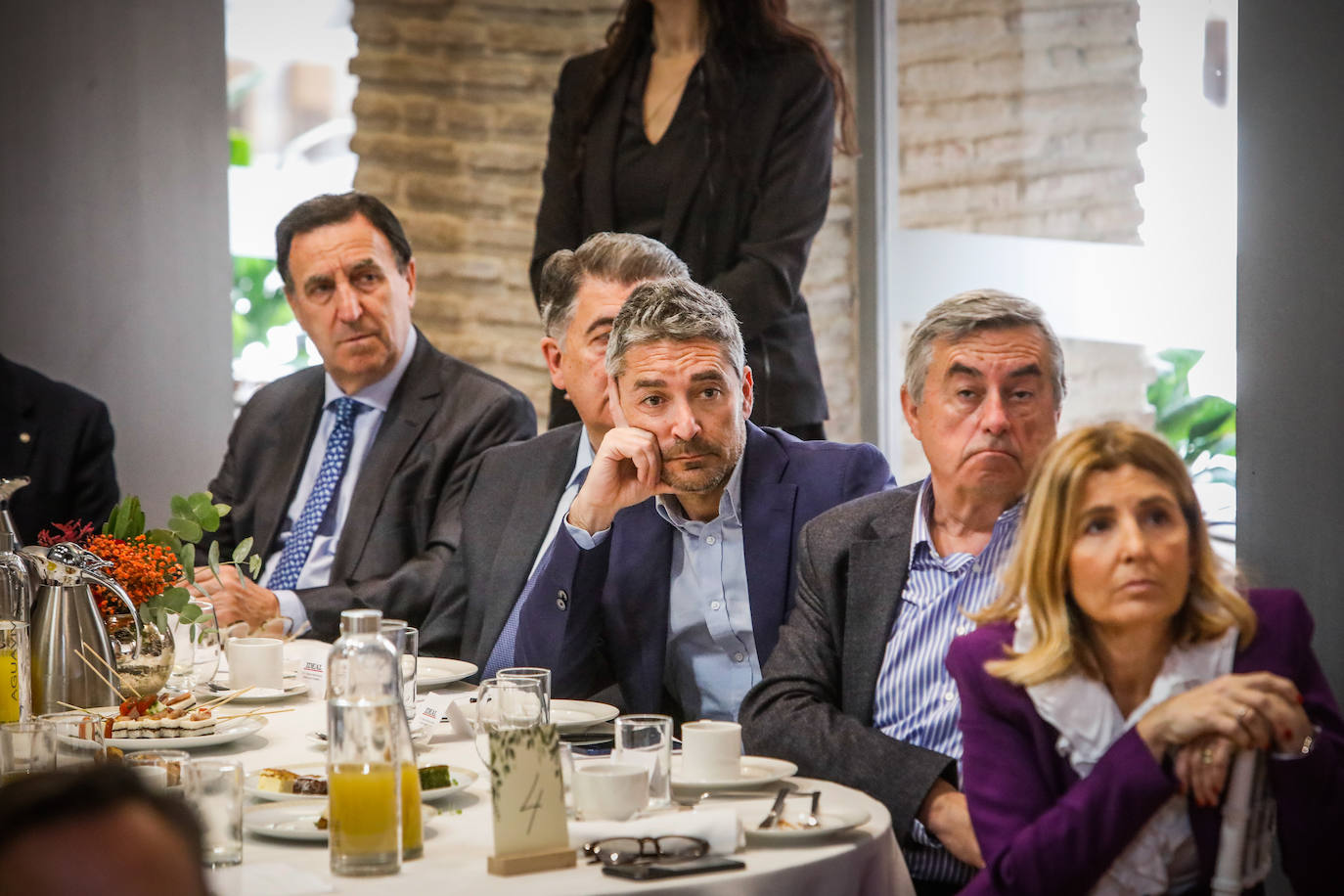 Momento del desayuno informativo organizado por IDEAL con el patrocinio de Cajamar y Antonio Garamendi como invitado.