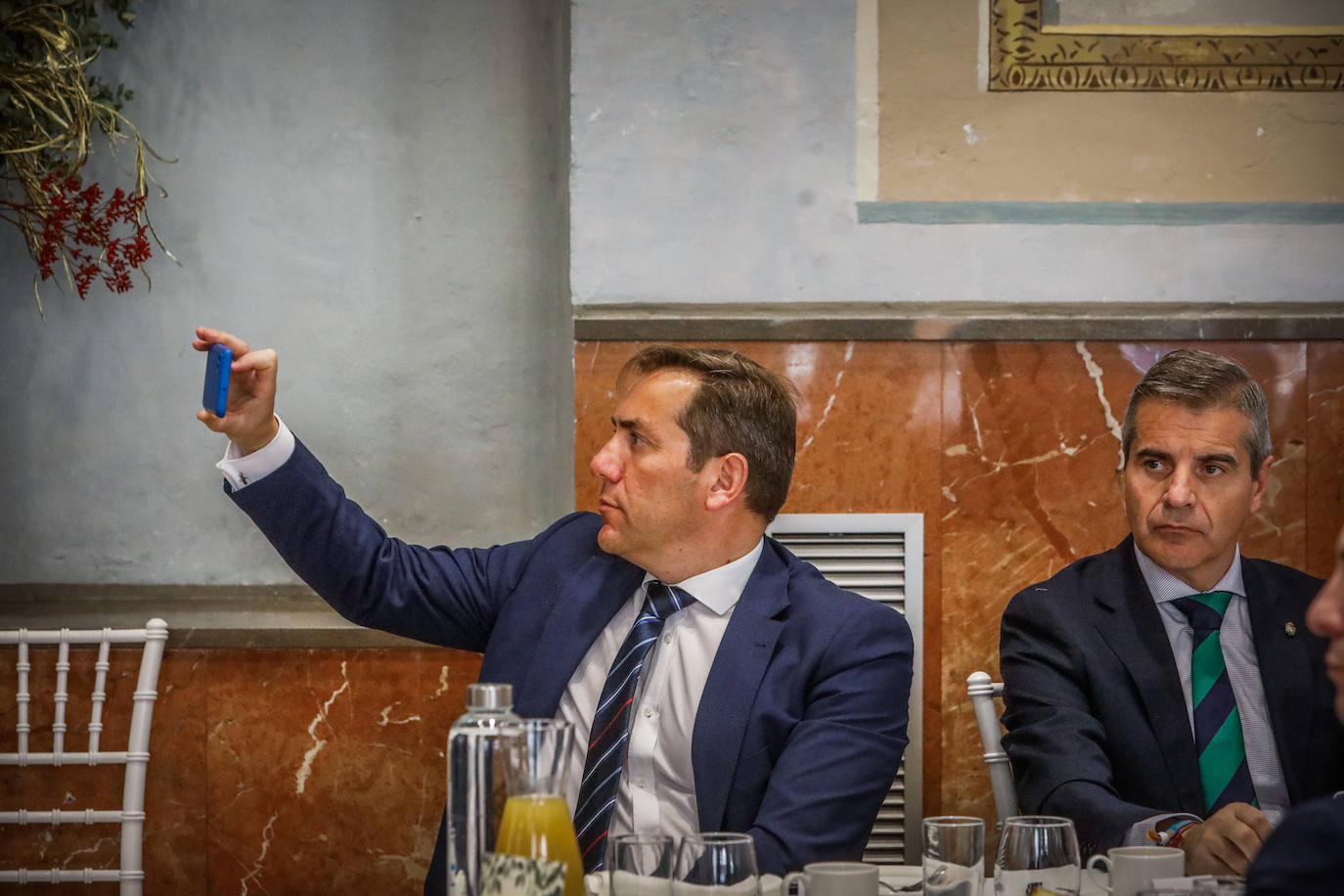 Momento del desayuno informativo organizado por IDEAL con el patrocinio de Cajamar y Antonio Garamendi como invitado.