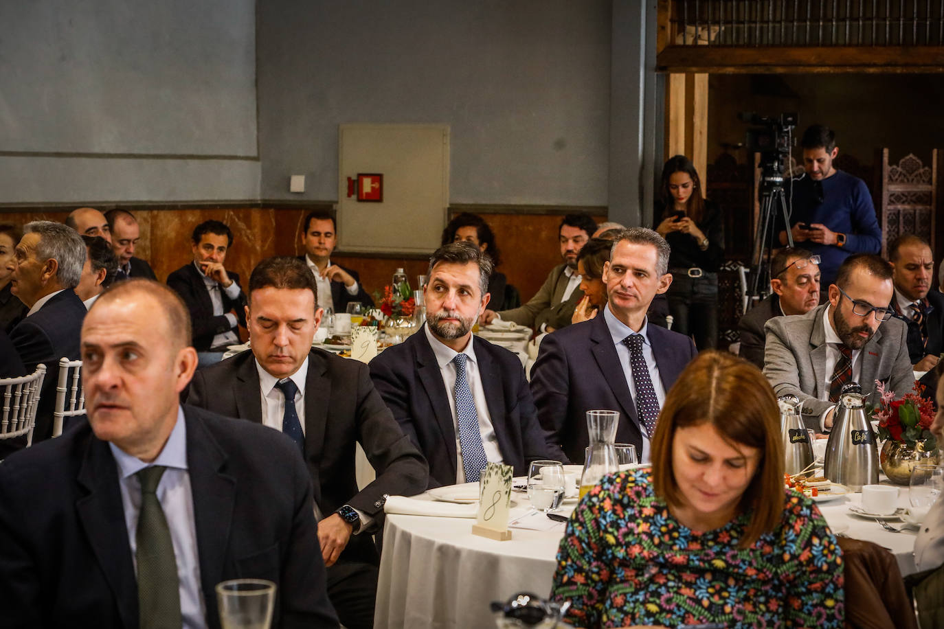 Momento del desayuno informativo organizado por IDEAL con el patrocinio de Cajamar y Antonio Garamendi como invitado.