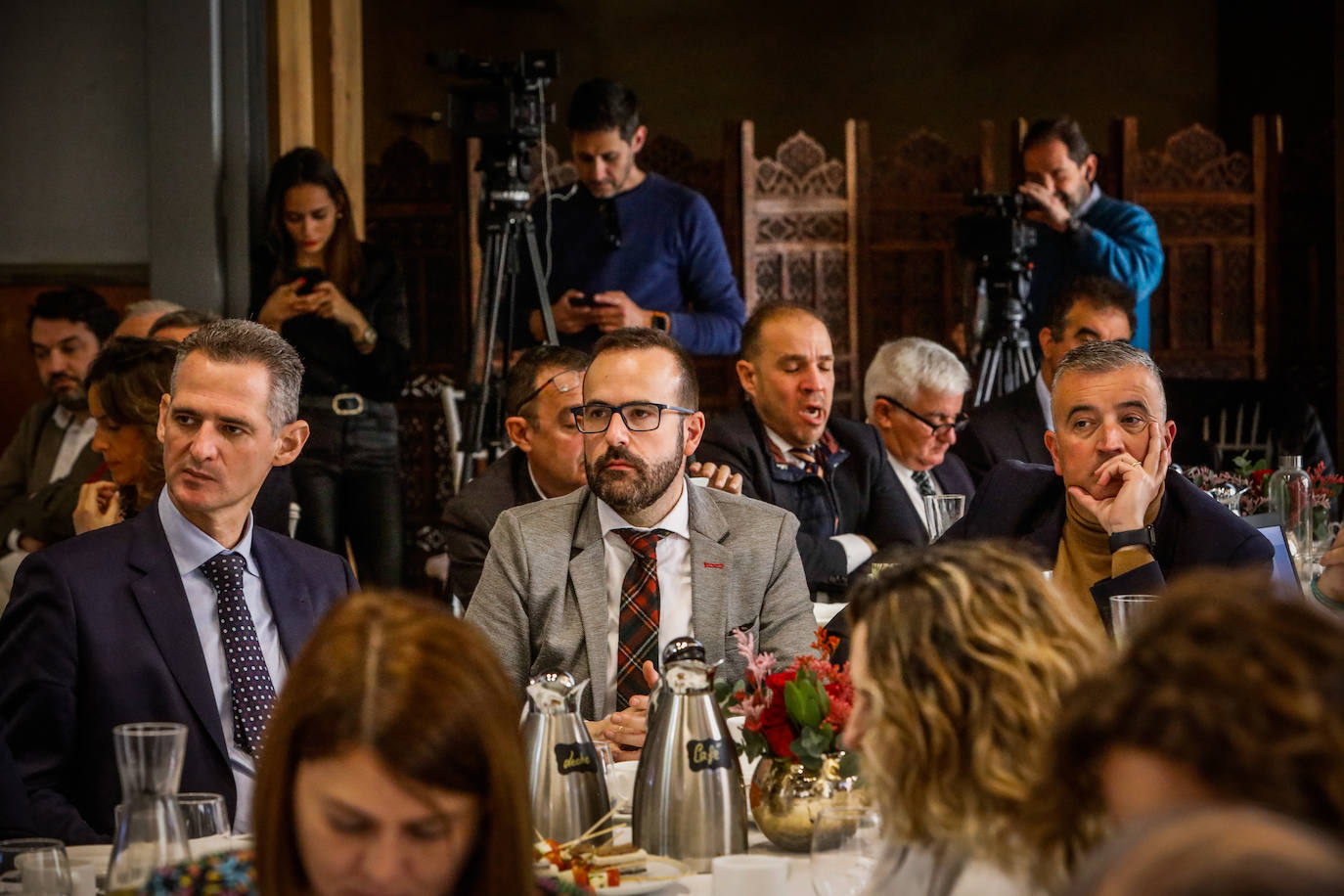 Momento del desayuno informativo organizado por IDEAL con el patrocinio de Cajamar y Antonio Garamendi como invitado.