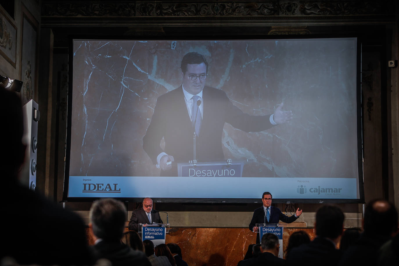 Momento del desayuno informativo organizado por IDEAL con el patrocinio de Cajamar y Antonio Garamendi como invitado.