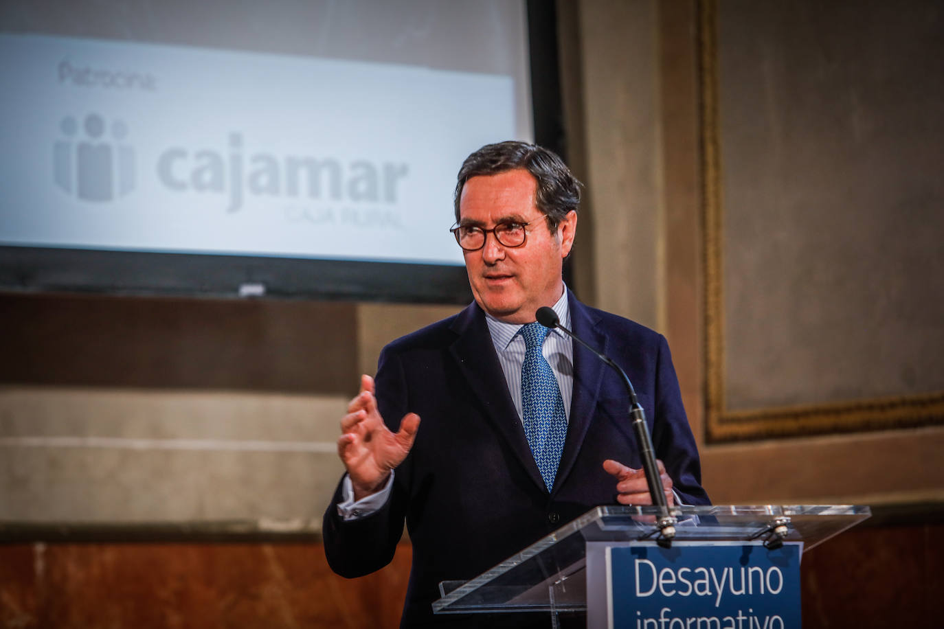 Momento del desayuno informativo organizado por IDEAL con el patrocinio de Cajamar y Antonio Garamendi como invitado.