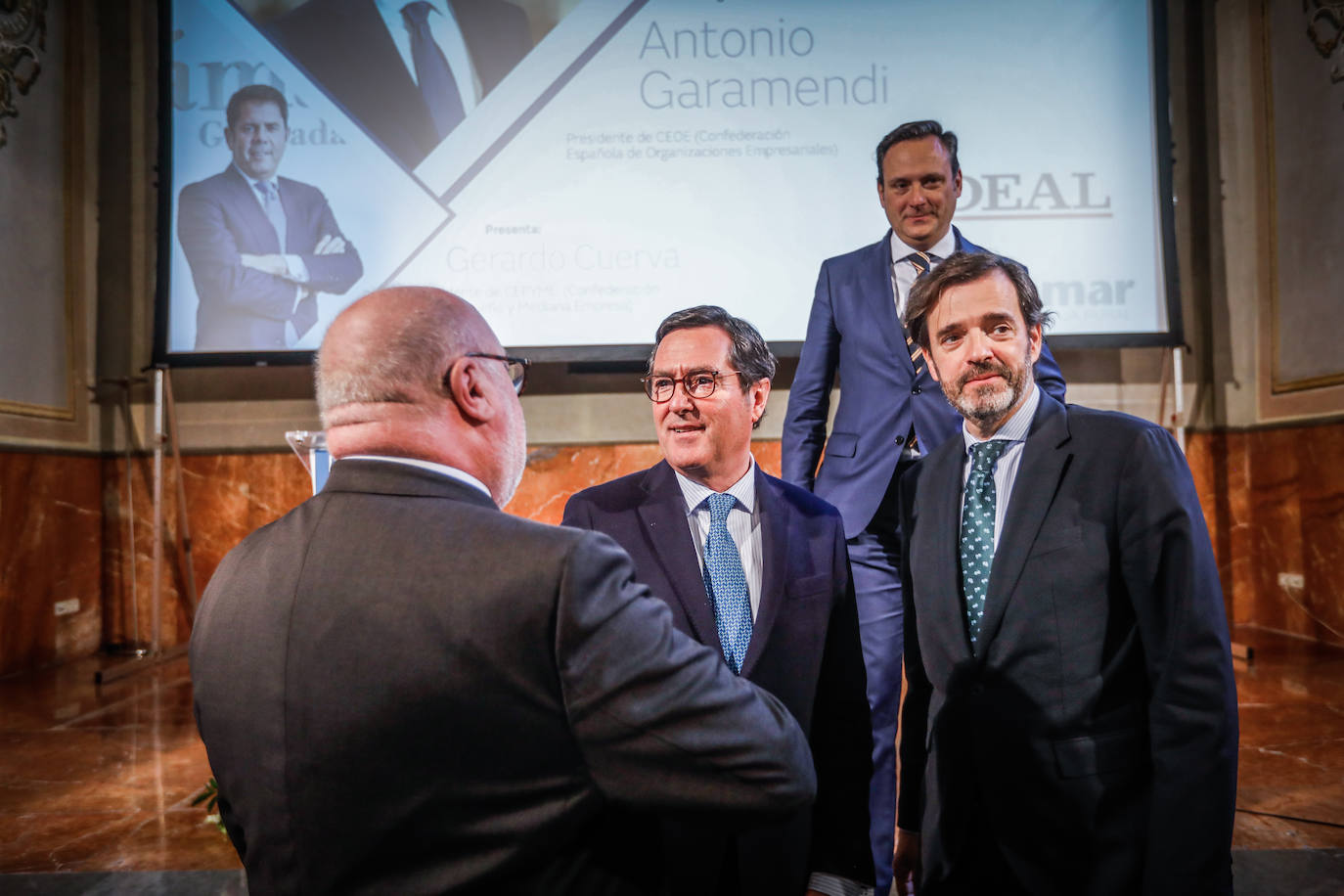Momento del desayuno informativo organizado por IDEAL con el patrocinio de Cajamar y Antonio Garamendi como invitado.