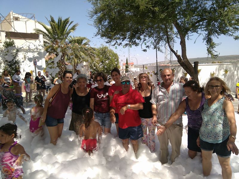 La Asociación de Vecinos El Melgar Casas Nuevas en una actividad festiva. 