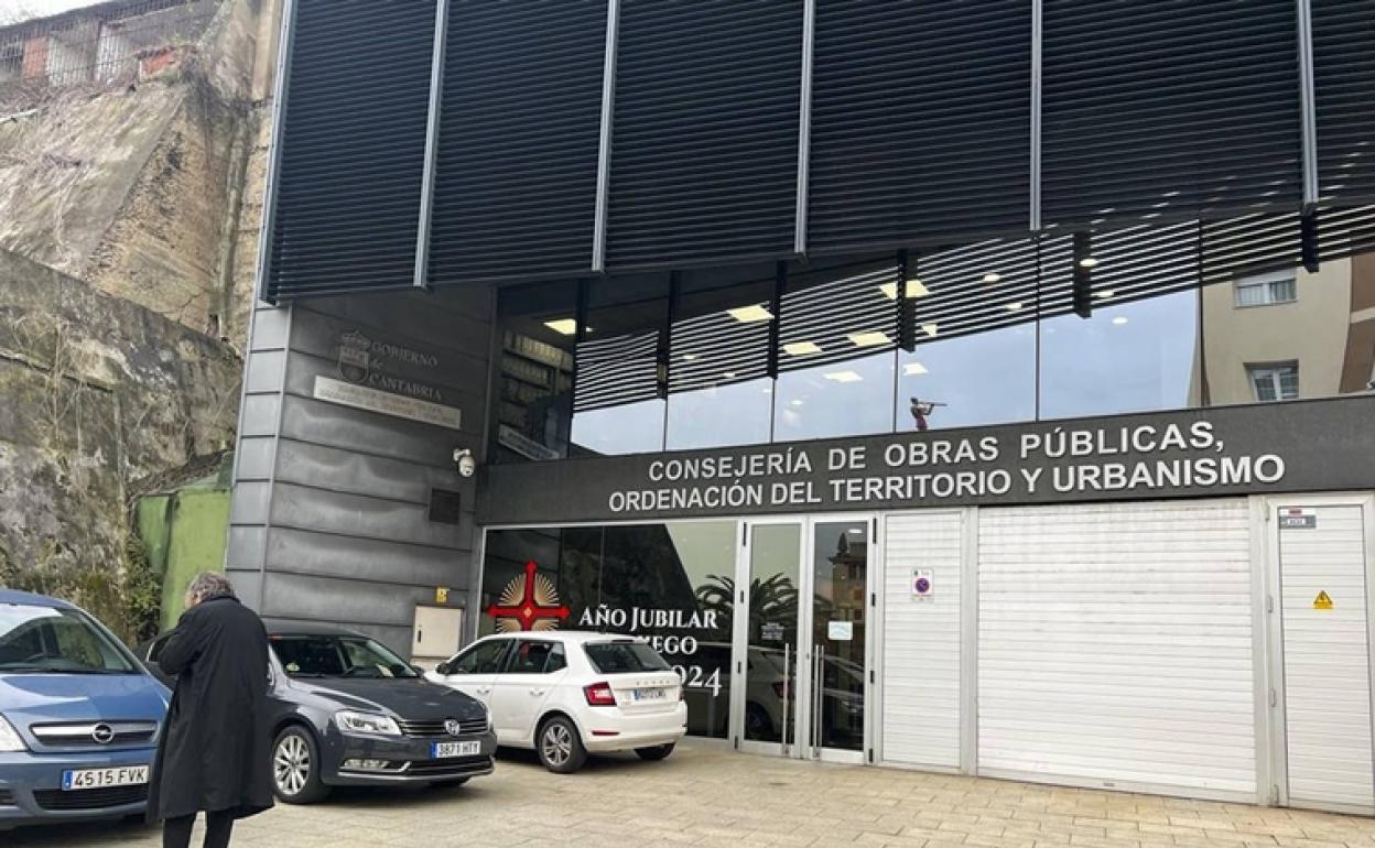 Ocho detenidos por supuestas irregularidades en la Consejería de Obras Públicas de Cantabria | Ideal