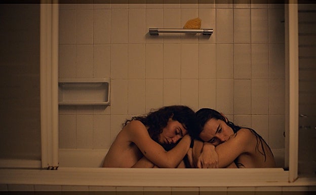 Un momento de acercamiento entre las dos hermanas de 'selftape'.