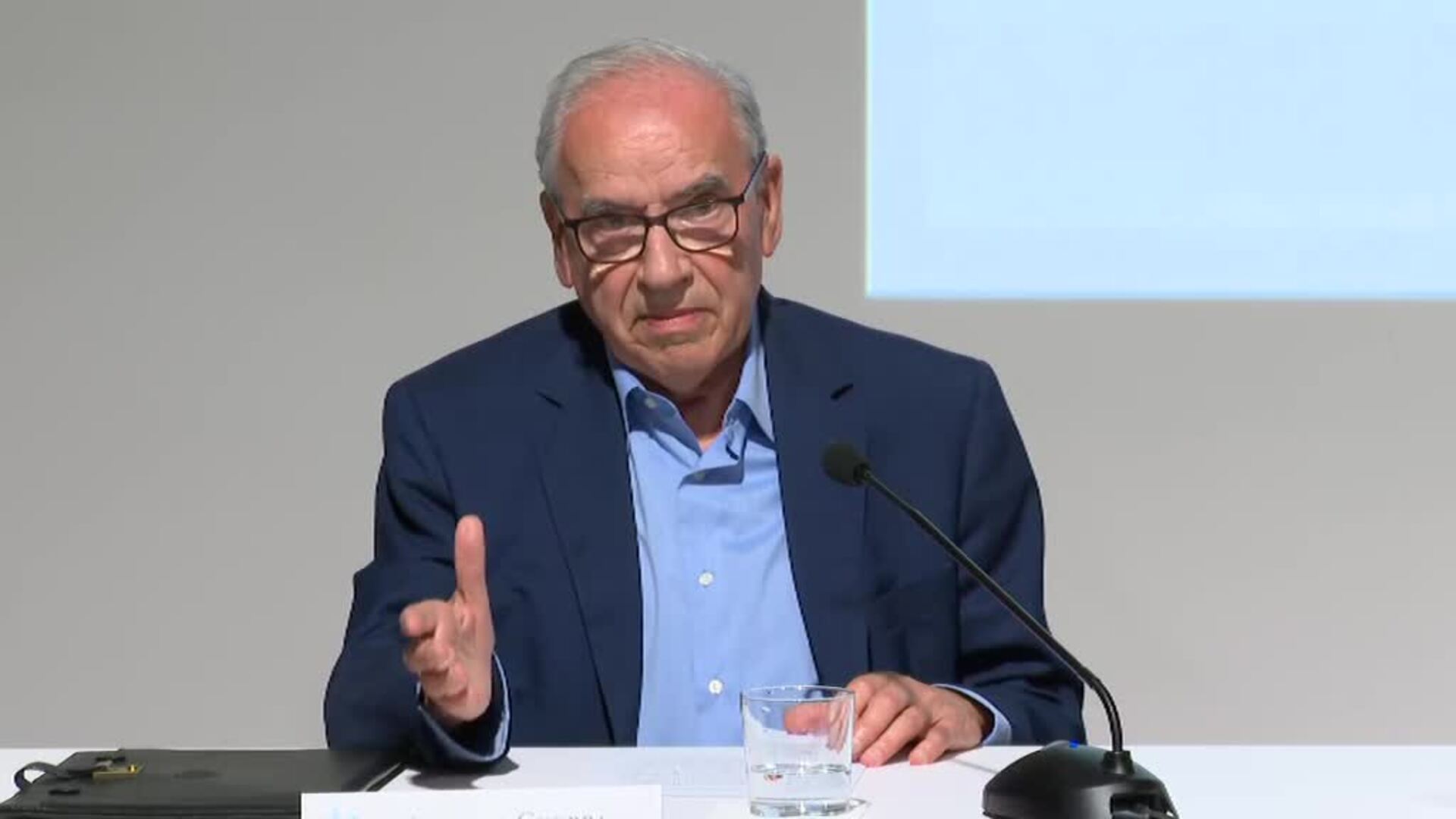 Alfonso Guerra: "Ahora resulta que los que salvaron miles de vidas llevaban pasamontañas"