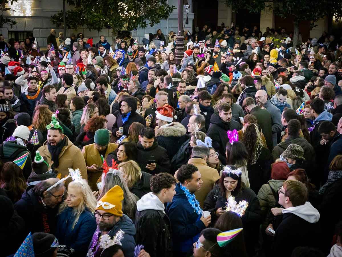 La fiesta de las uvas y la entrada de año en la plaza del Carmen y en Granada capital, en imágenes