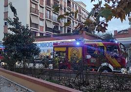 Bomberos desplazados a la calle Abu Said para apagar el fuego generado en una vivienda.