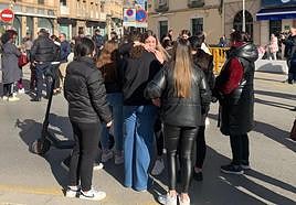 Emotivo abrazo en la concentración de Linares